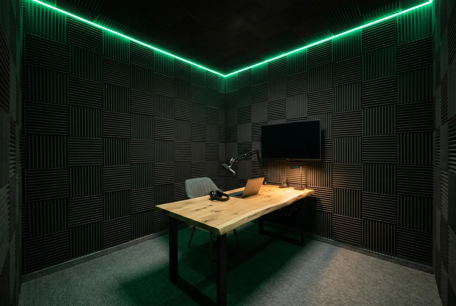 The studio set for a solo session: one chair, one microphone, one host